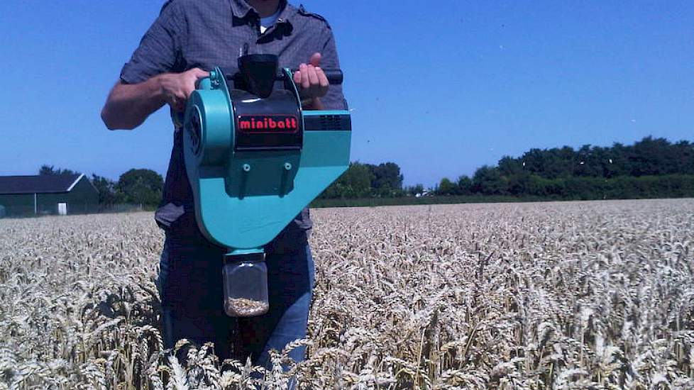 CZAV medewerker Leon Kramer neemt met behulp van een mobiele combine een proef van de tarwe, om zo de kwaliteit te kunnen bepalen.