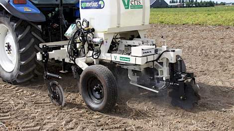 Een machine die de bodem in kaart brengt is de bodemscanner van Agro Metius. De machine scant die variabelen, te weten de geleidbaarheid, het organische-stofgehalte en de zuurgraad. Al rijdend, ongeveer 12 kilometer per uur, brengen sensoren de bodemtextu