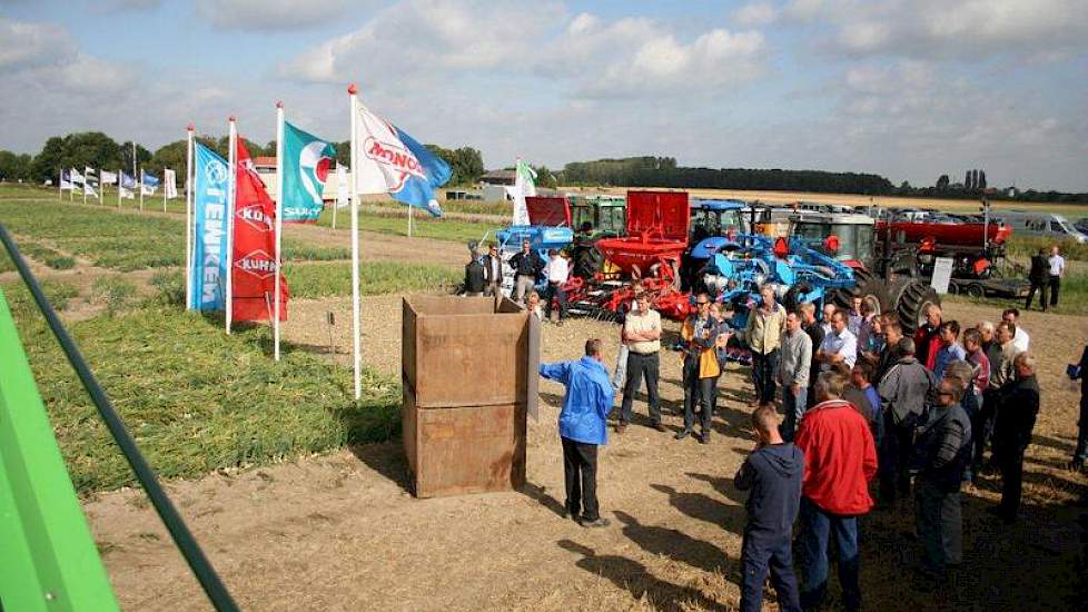 Voor tekst en uitleg bij de demo’s werden de bezoekers in groepen over het terrein geleid.