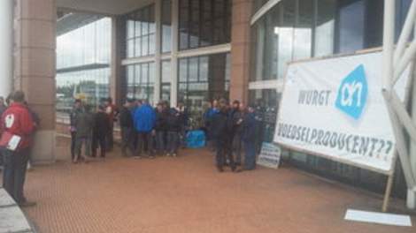 Gewapend met het spandoek ‘Wurgt AH voedselproducent??’ vroegen de organisaties aandacht voor de oneerlijke margeverdeling in de keten en de macht die de supermarkten in onze keten hebben.