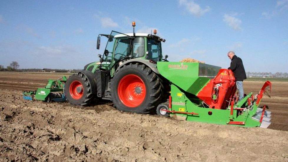 Het samenwerkingsverband Bom-Veraart uit Dinteloord kocht een nieuwe Baselier-Wifo planter. De machine is eenvoudig te bedienen.