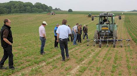 De samenwerking van GPS-trekker en GPS-schoffelmachine is van groot belang.