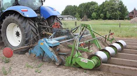 Preiruggen maken met een spitmachine met ruggenvormer.